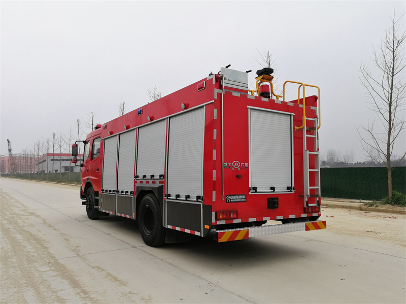 東風(fēng)仿天錦泡沫消防車(chē)(6.3噸)圖片