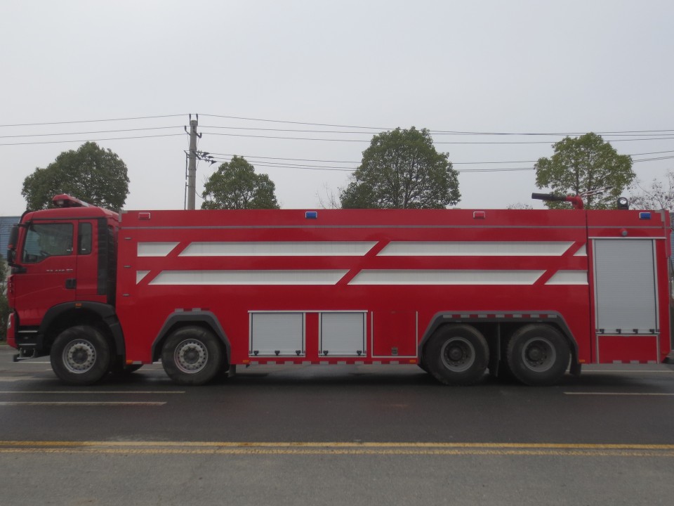 豪沃前四后八水罐消防車(24噸)圖片