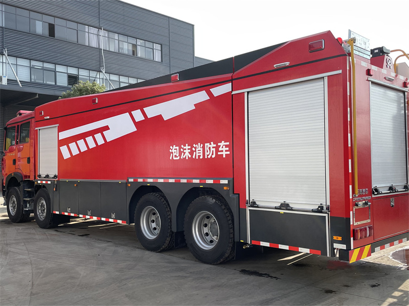 豪沃前四后八水罐消防車(18噸)圖片